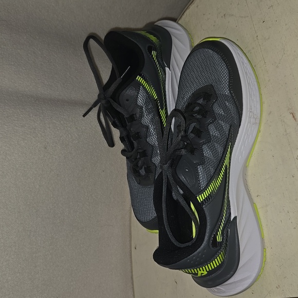 NWOT FILA running shoes - Picture 3 of 5